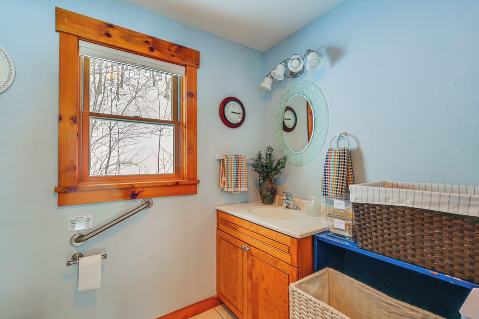 6 Mi to Okemo Mtn Ski Resort! All-season Lake Home Cottage in Plymouth