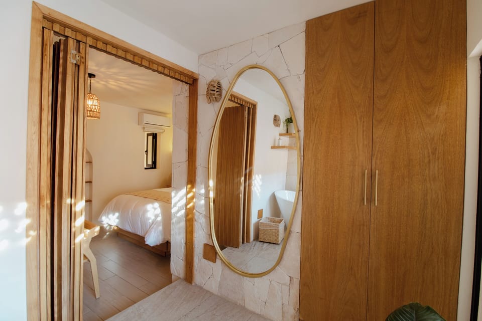 Deluxe Room, Bathtub | Premium bedding, in-room safe, desk, laptop workspace