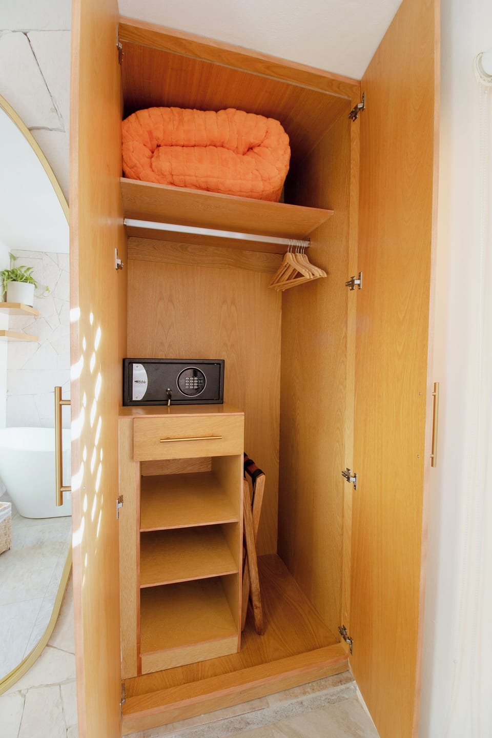 Deluxe Room, Bathtub | Interior
