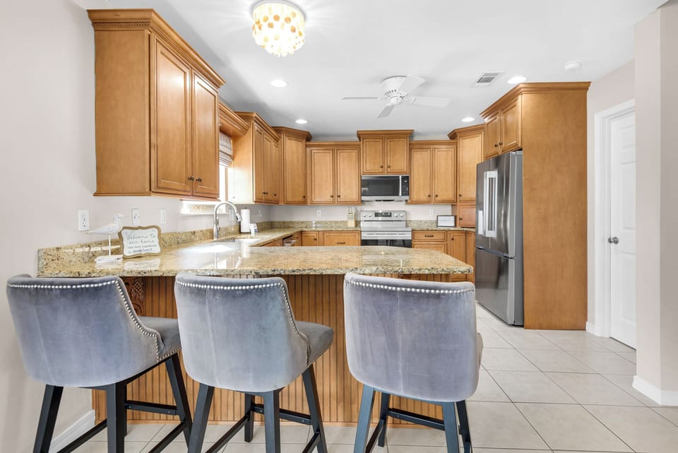 Eat-in kitchen bar seating