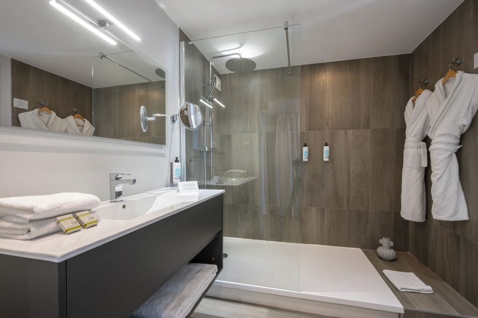 Premium Room, Ocean View | Bathroom | Free toiletries, hair dryer, towels