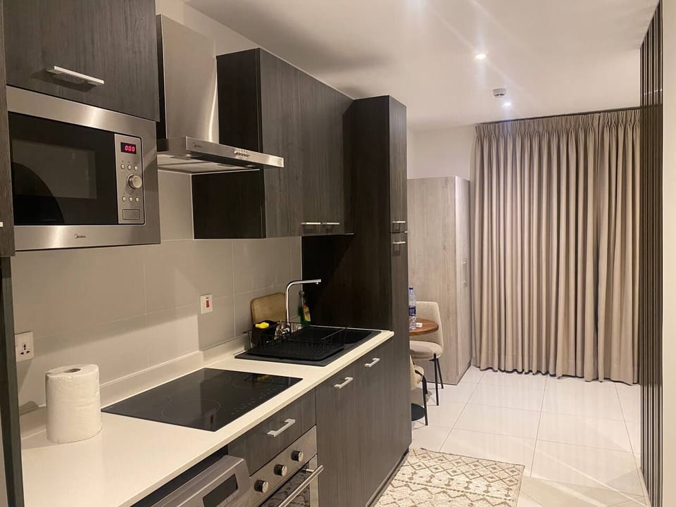 Deluxe Studio Suite, Balcony, City View | Private kitchen | Fridge, microwave, oven, stovetop