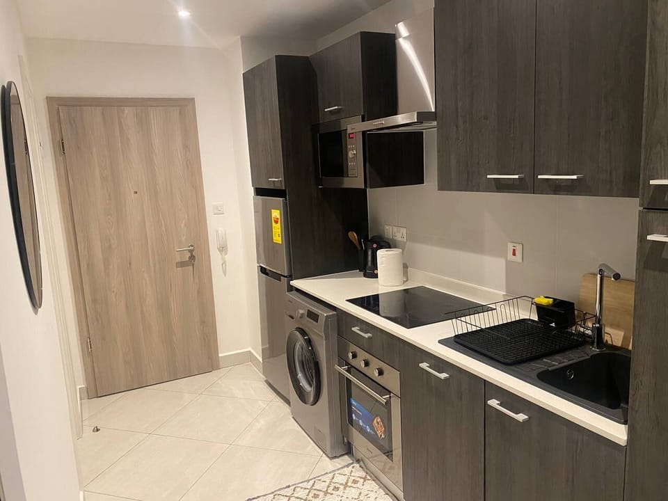 Deluxe Studio Suite, Balcony, City View | Private kitchen | Fridge, microwave, oven, stovetop