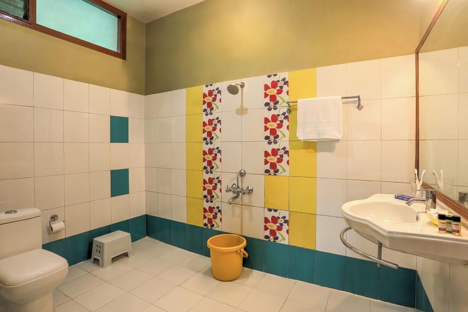 Standard Double Room, Garden View | Bathroom | Shower, free toiletries, slippers, towels