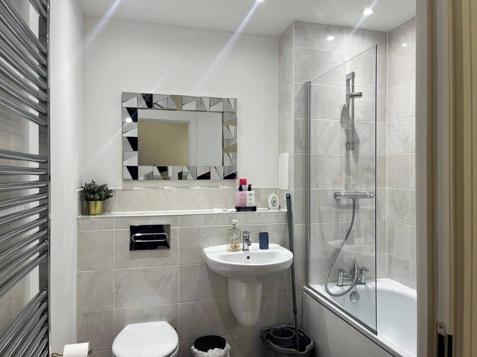 Combined shower/tub, deep soaking tub, free toiletries, hair dryer