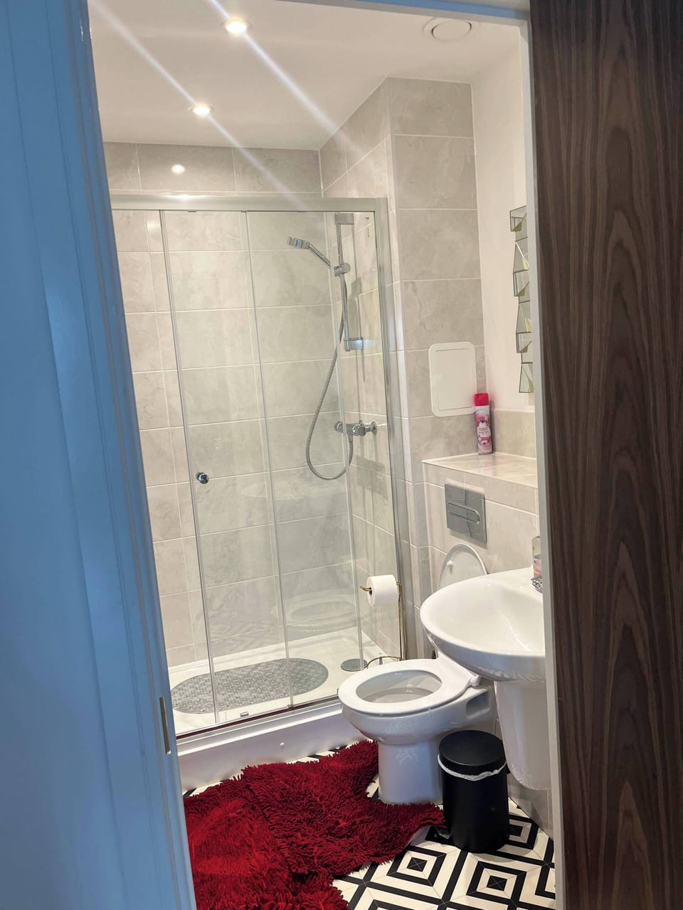 Combined shower/tub, deep soaking tub, free toiletries, hair dryer
