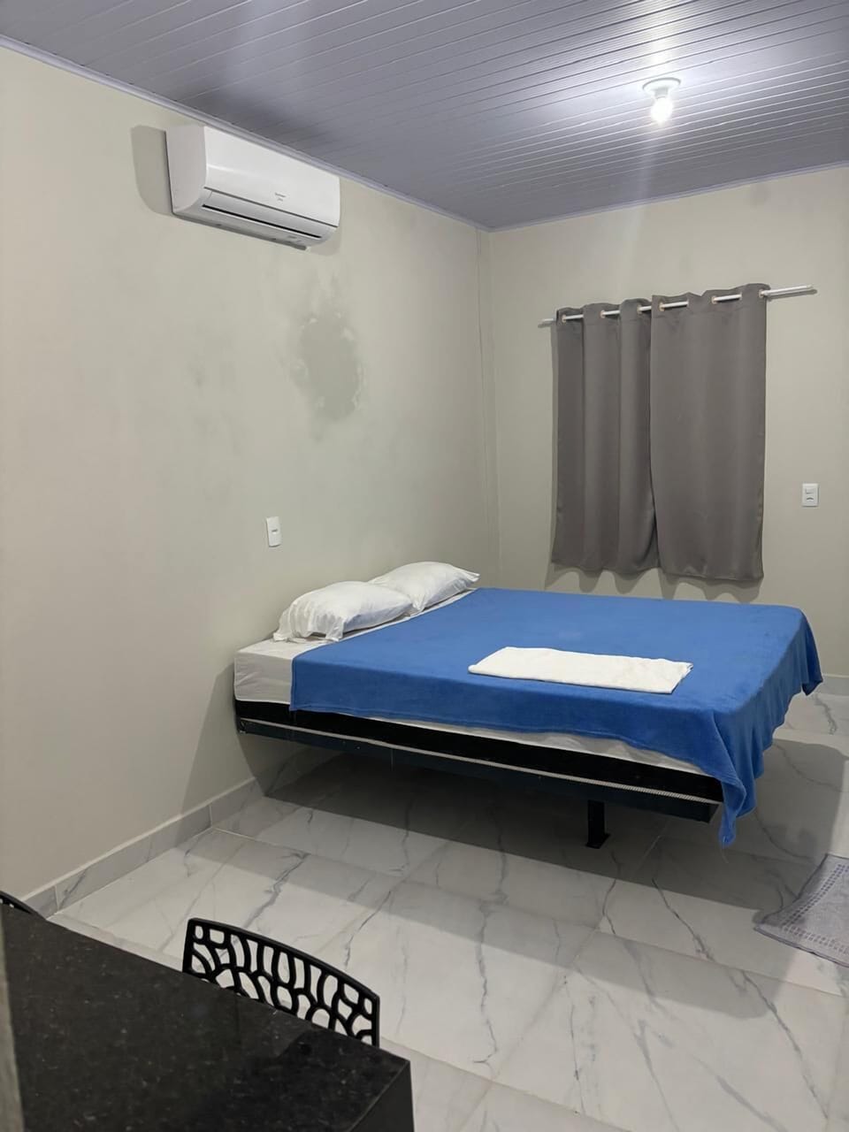 Single Room | Desk, laptop workspace, WiFi (free)