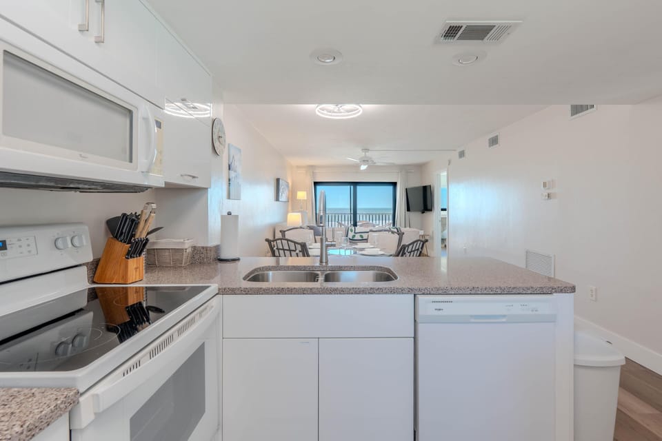 Condo, 1 King Bed (Carlos Pointe #515 - The Pelican Pad) | Private kitchen