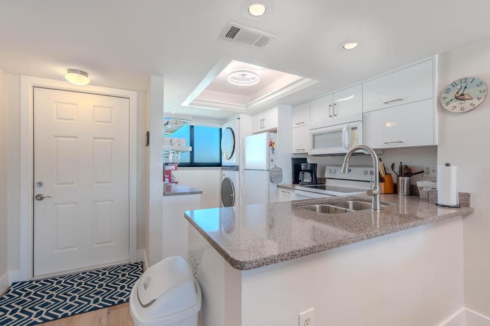 Condo, 1 King Bed (Carlos Pointe #515 - The Pelican Pad) | Private kitchen