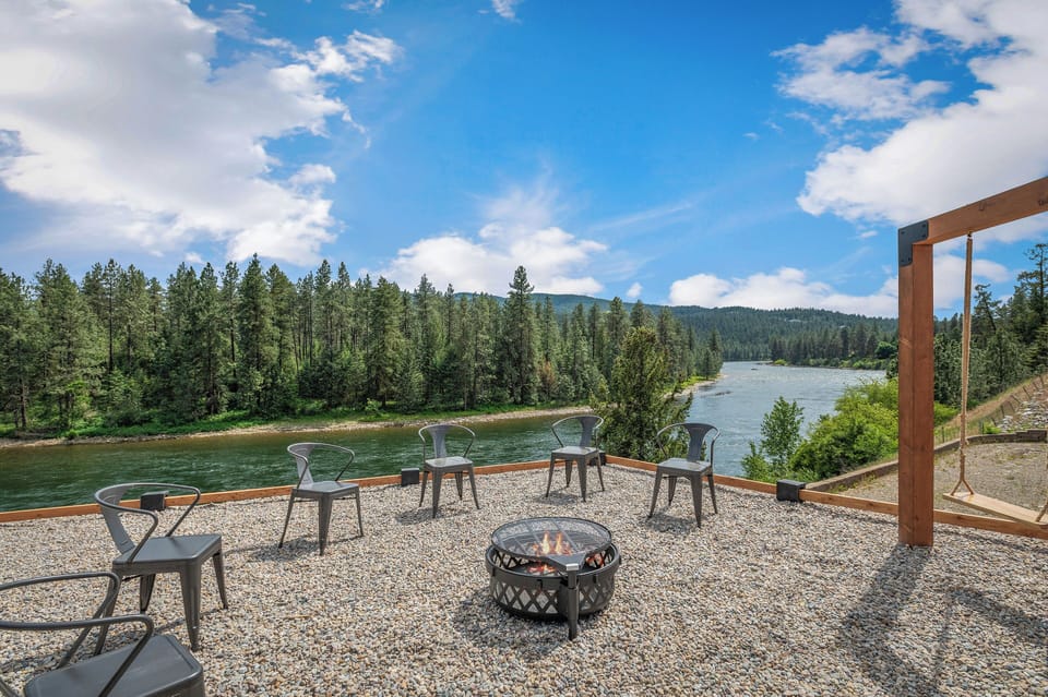 Amazing view with Private trail to the river