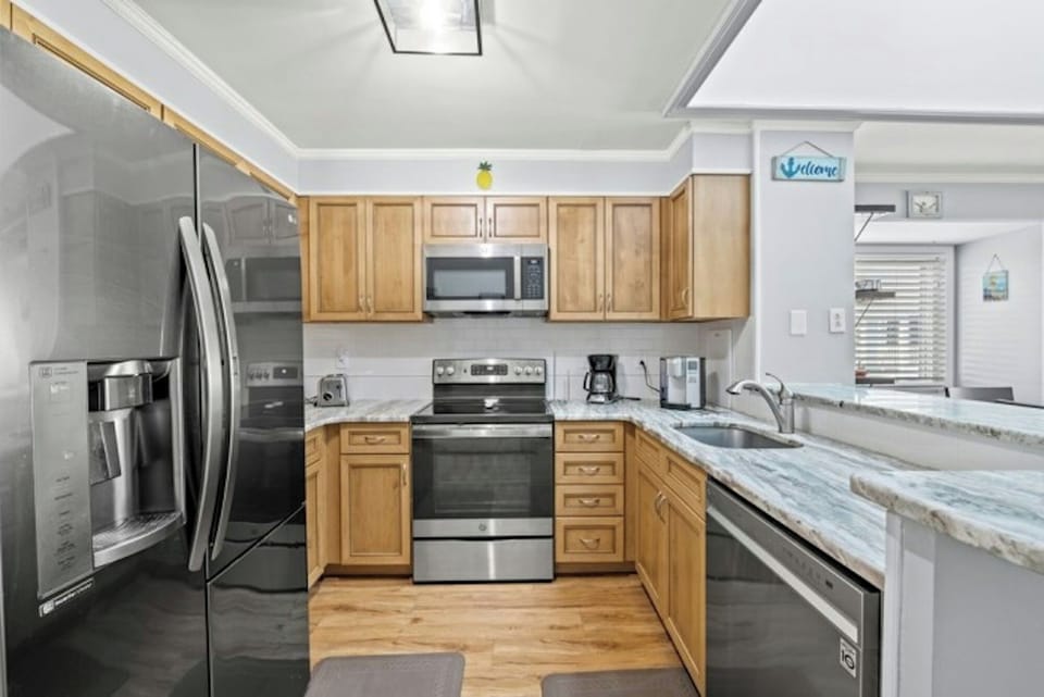 All modern appliances to make meal preparation a breeze.