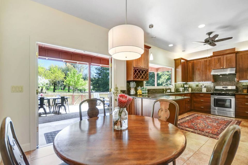 Dining area Redwood Lodge