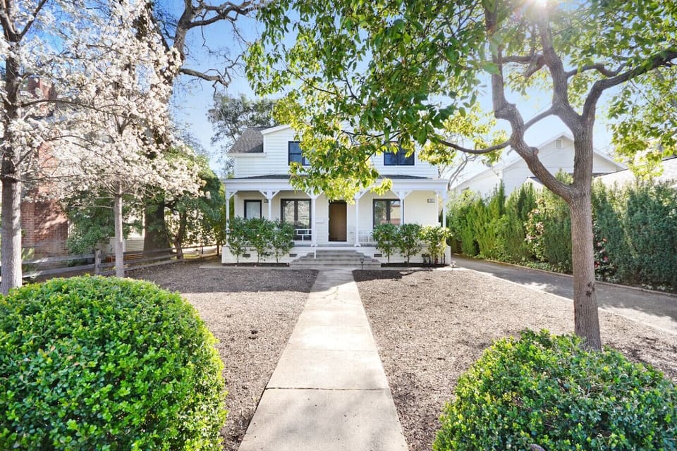 Front of house & yard