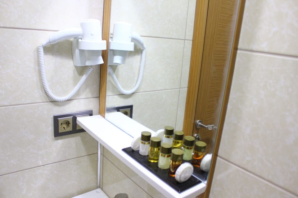 Shower, rainfall showerhead, free toiletries, hair dryer
