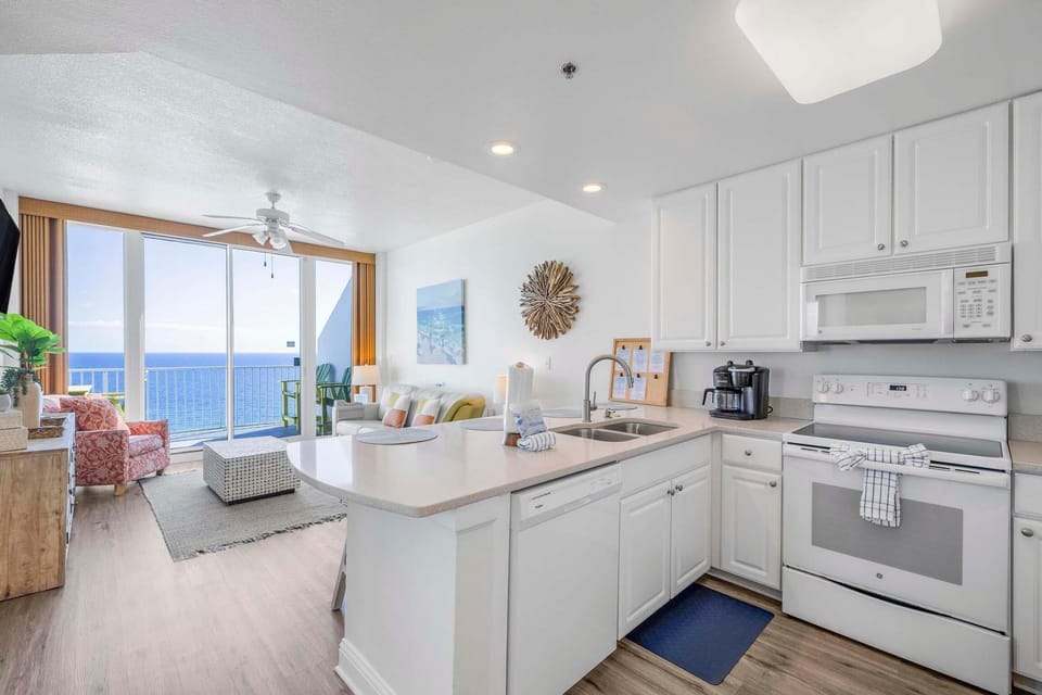 Condo, 1 King Bed with Sofa bed (Lighthouse 1416) | Private kitchen | Oven