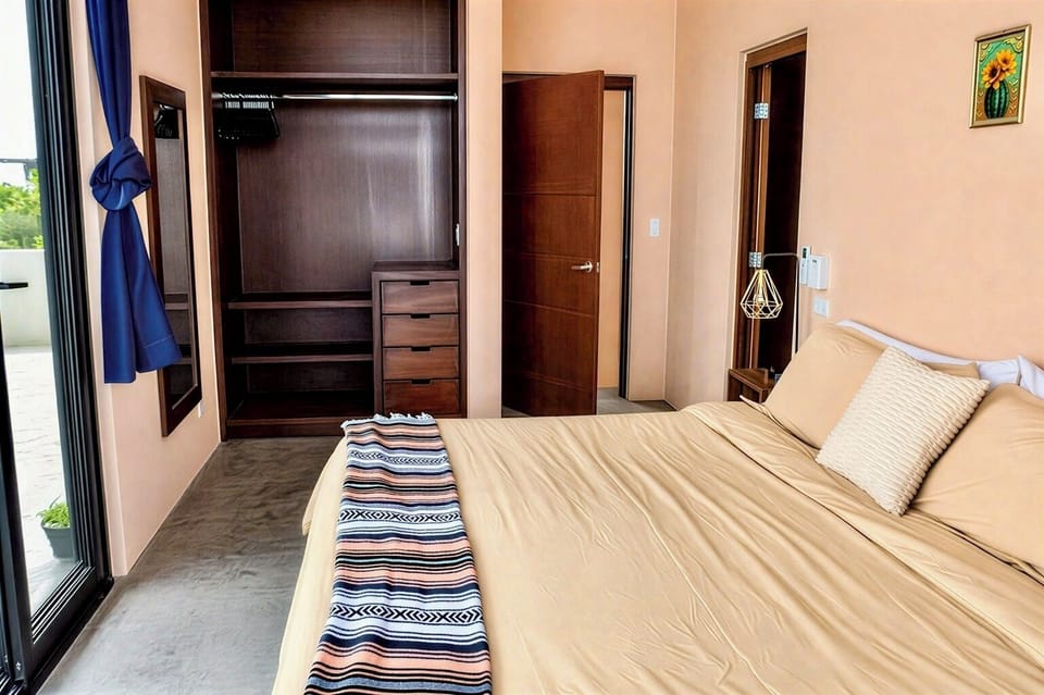 Upstairs bedroom with king bed | Air conditioning | Ceiling fan | Clothing storage | Hangers