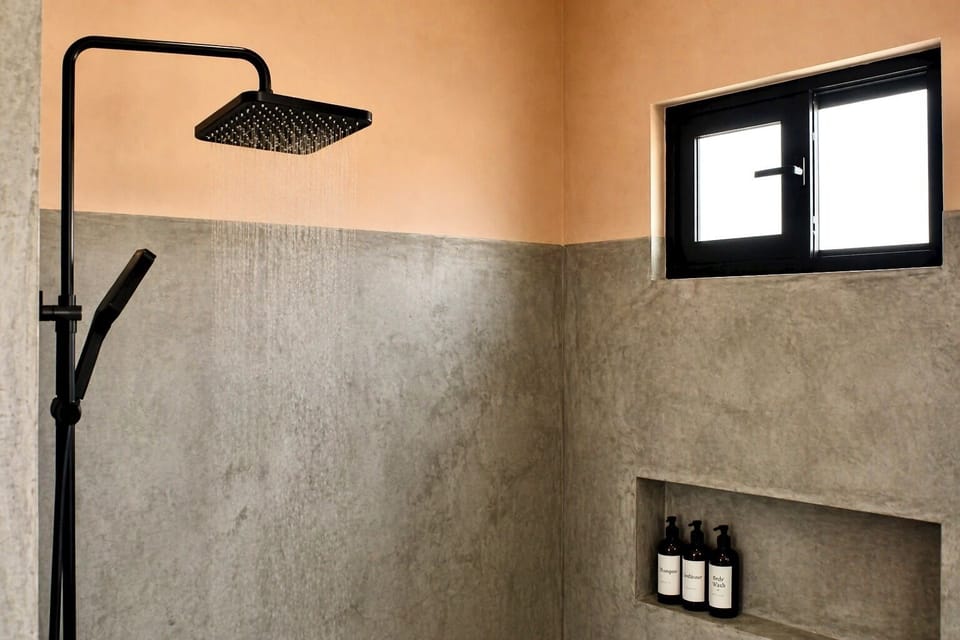 Upstairs ensuite full bathroom | Rain shower head | Hair dryer | Shampoo | Conditioner | Shower gel | Makeup towels