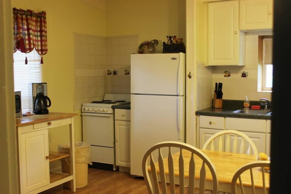 Cottage, 1 Bedroom, Kitchen | Private kitchen | Fridge, microwave, coffee/tea maker