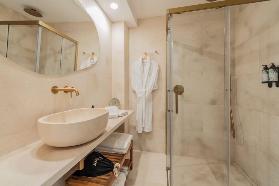 Deluxe Double Room, Balcony, City View | Bathroom | Shower, free toiletries, hair dryer, bathrobes