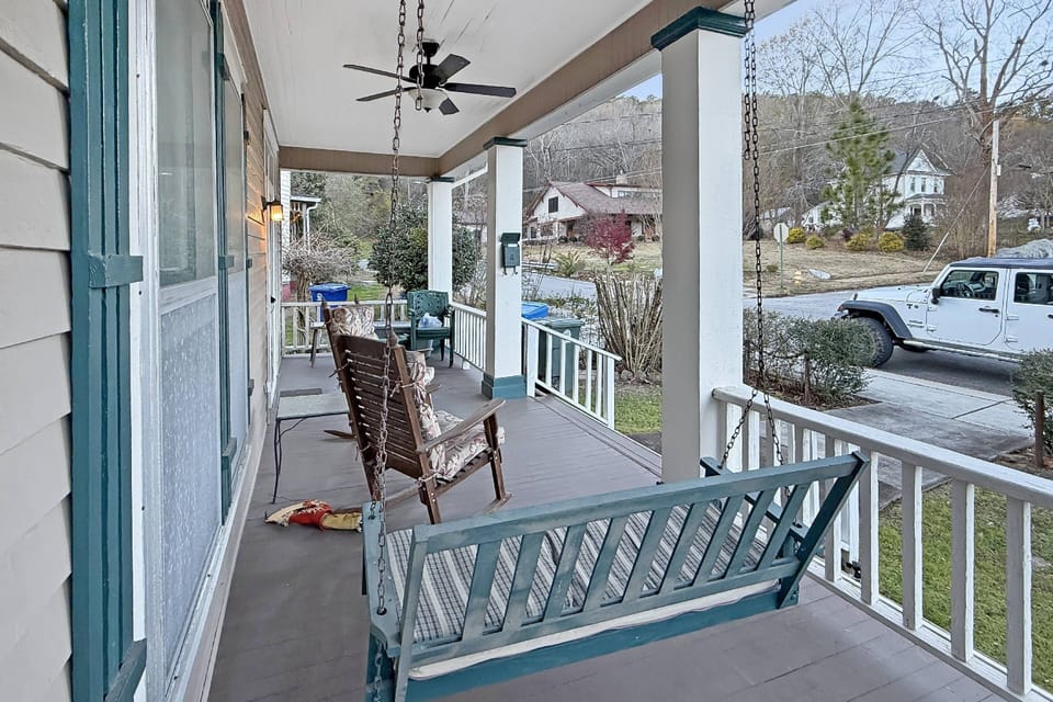 Located at the end of the street, enjoy the peacefulness of the neighborhood