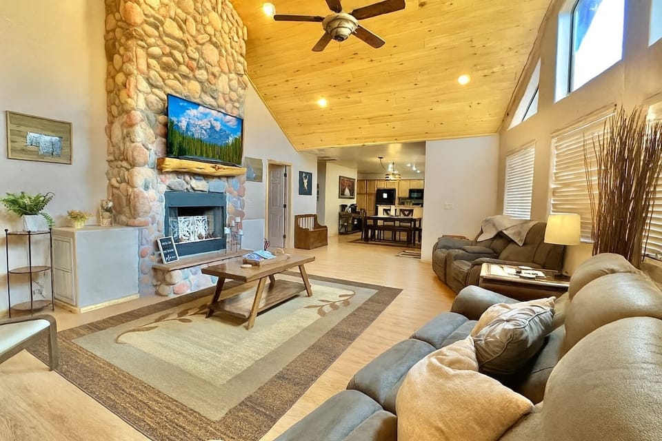 Welcome to the Grey Bear Getaway! This roomy, single level cabin is the perfect base station to explore all that Heber-Overgaard has to offer.