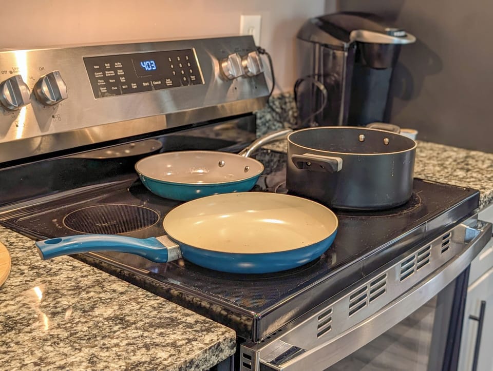 Classic Apartment, 4 Bedrooms, Pets Allowed | Private kitchen | Coffee/tea maker, full-size fridge, microwave, oven