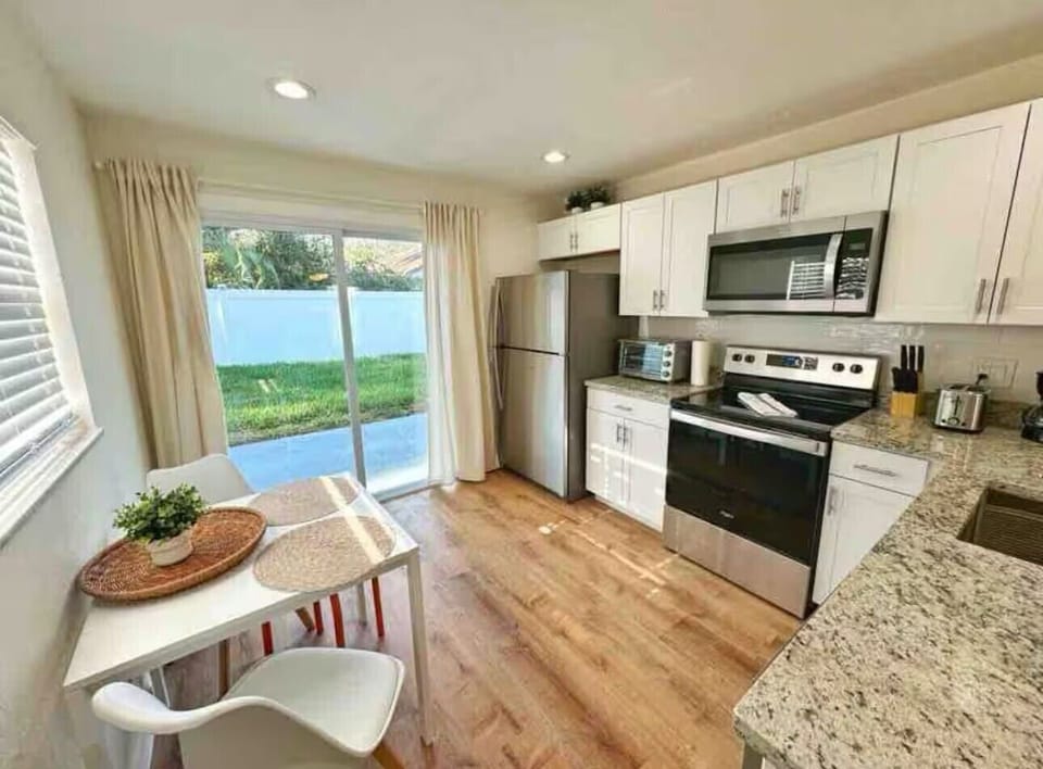 Charming dining area to enjoy good food & company
