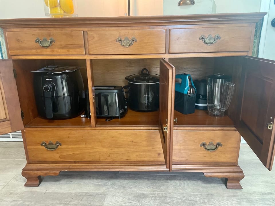 Small appliances (airfryer, toaster, crock pot, mixer, blender)