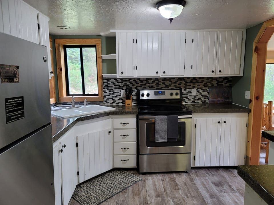 House, 3 Bedrooms, Kitchen, River View | Private kitchen | Microwave, coffee/tea maker