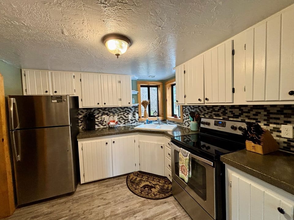 House, 3 Bedrooms, Kitchen, River View | Private kitchen | Microwave, coffee/tea maker