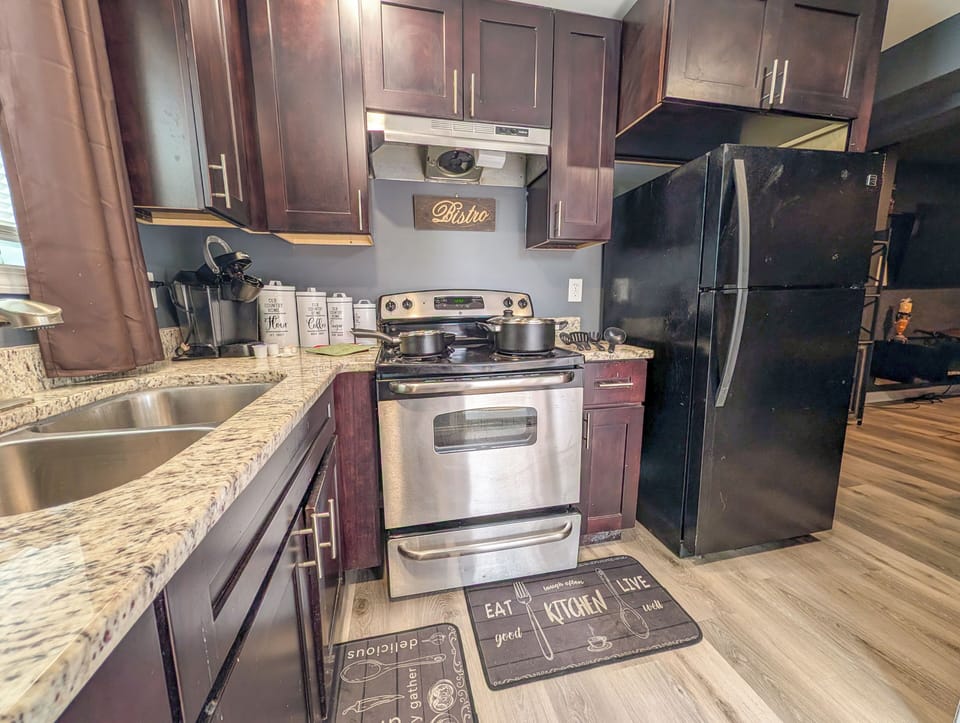 Deluxe Townhome, 4 Bedrooms, Non Smoking, 2 Bathrooms | Private kitchen | Dining table