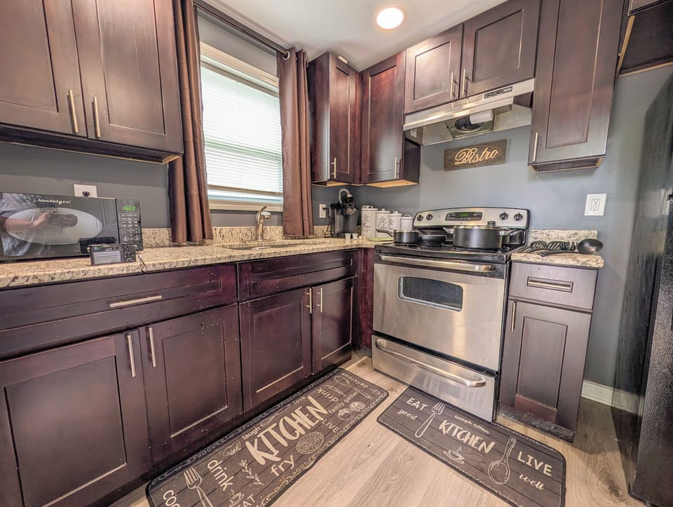 Deluxe Townhome, 4 Bedrooms, Non Smoking, 2 Bathrooms | Private kitchen | Dining table