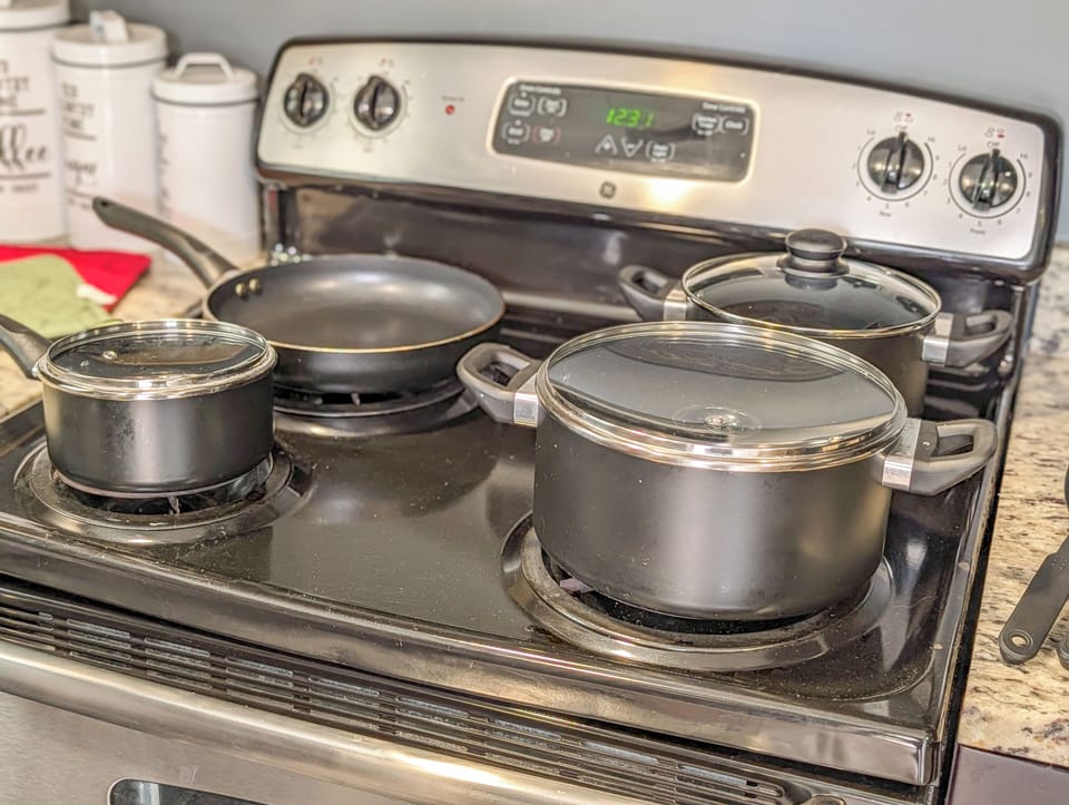 Deluxe Townhome, 4 Bedrooms, Non Smoking, 2 Bathrooms | Private kitchen | Dining table