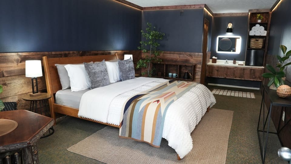 Standard Room, 1 King Bed, Non Smoking | Blackout drapes, free WiFi, bed sheets