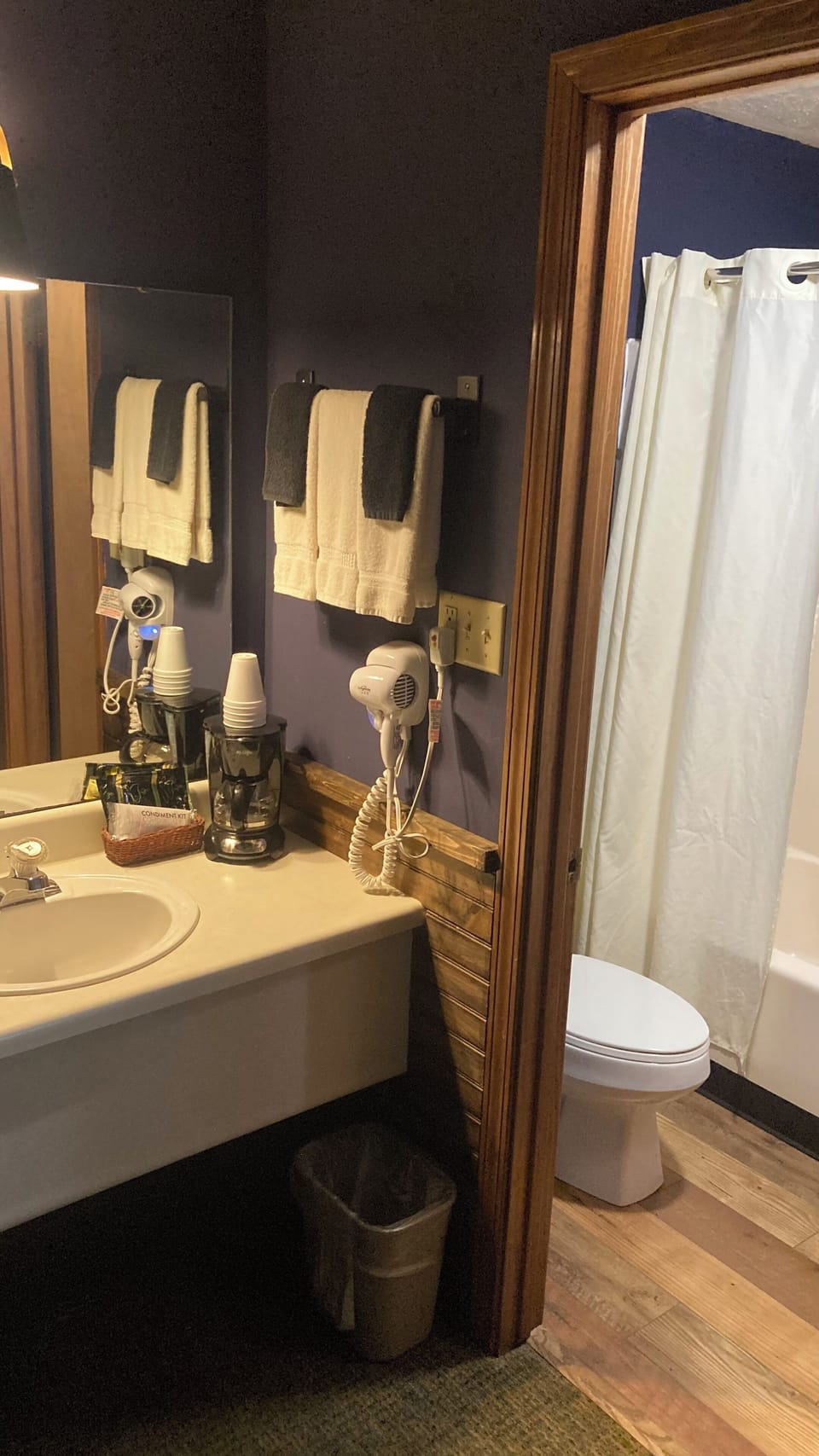 Standard Room, 1 King Bed, Non Smoking | Bathroom | Free toiletries, hair dryer, towels, soap