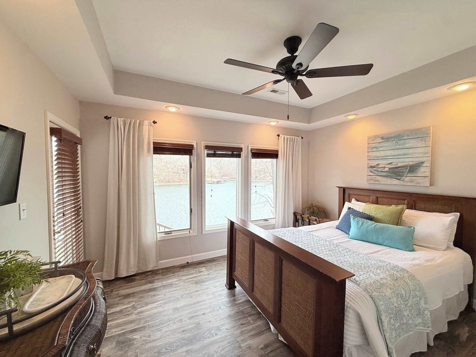 Bedroom 4 with queen bed, deck access, Smart TV, and shared ensuite 