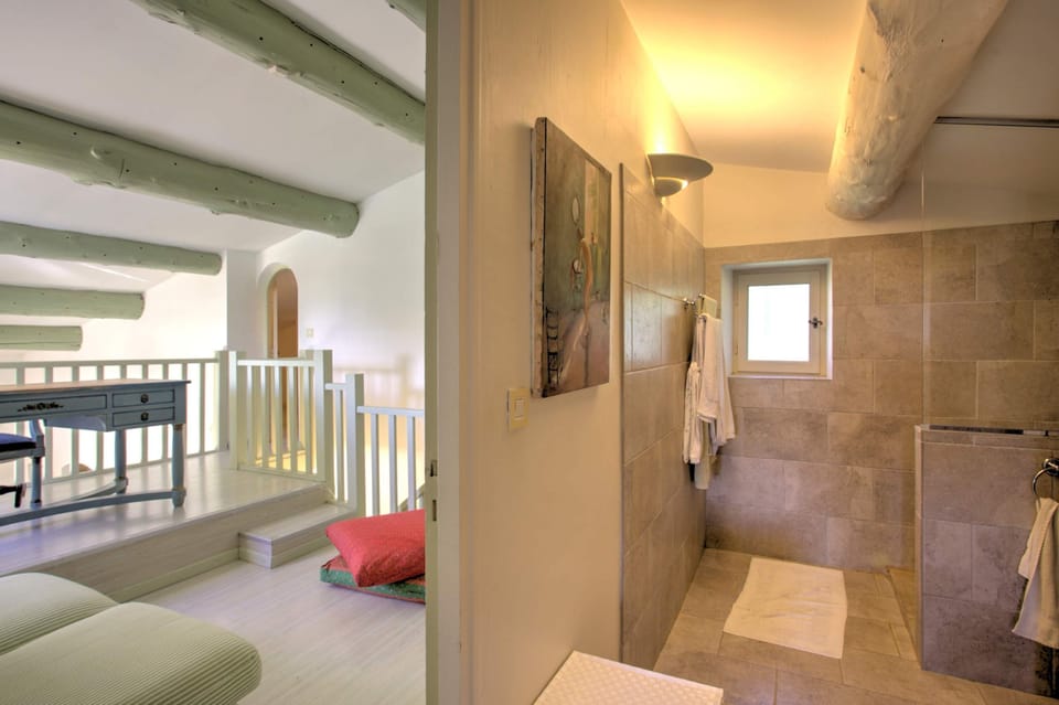 House | 4 bedrooms, desk, Internet