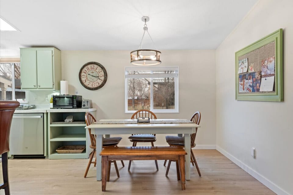 Table for 4 - 5 off the kitchen