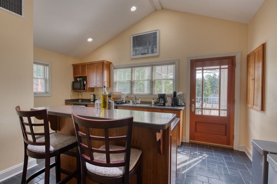 Kitchen Seating Area