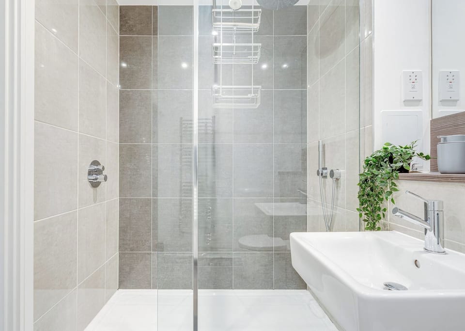 Combined shower/tub, deep soaking tub, hair dryer, towels