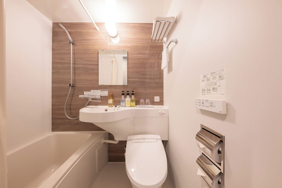 Single Room, Non Smoking | Bathroom | Combined shower/tub, free toiletries, hair dryer, slippers