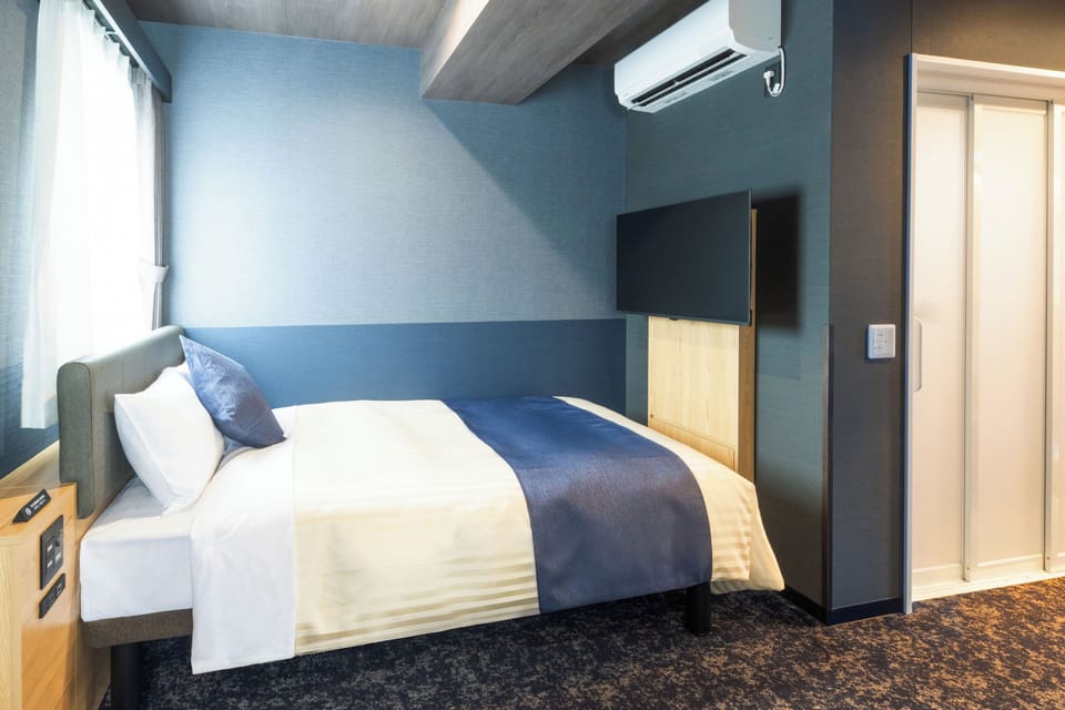Single Room, Bathtub Grab Bars, Non Smoking | In-room safe, desk