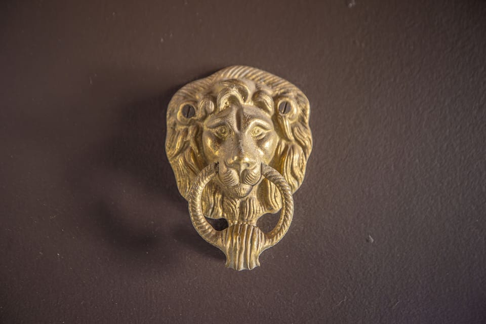 The lion marks the door - You've found the Gem