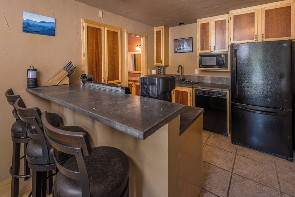 Fully equipped kitchen for a quick breakfast before skiing | Main Level