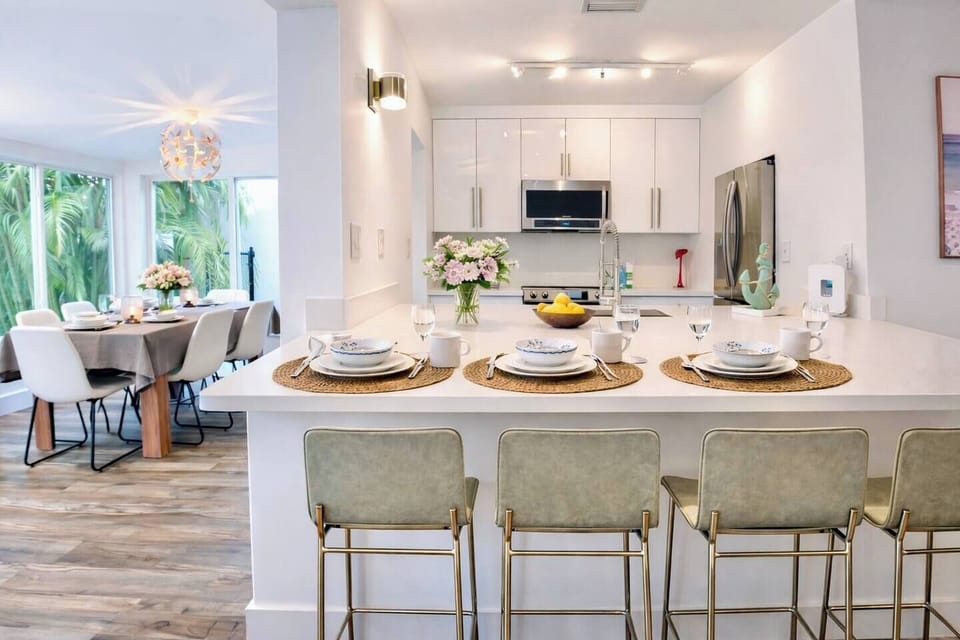 Kitchen and Dining Area: Bright and inviting space