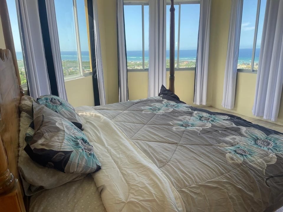 Exclusive Suite | Laptop workspace, blackout drapes, iron/ironing board, WiFi (free)
