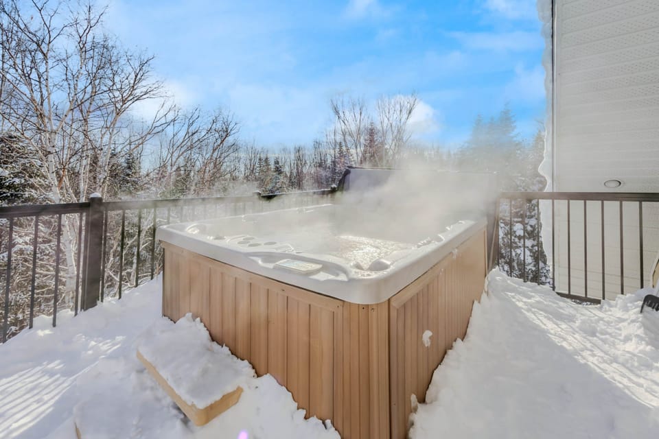 Large spa on the terrace for 7 people