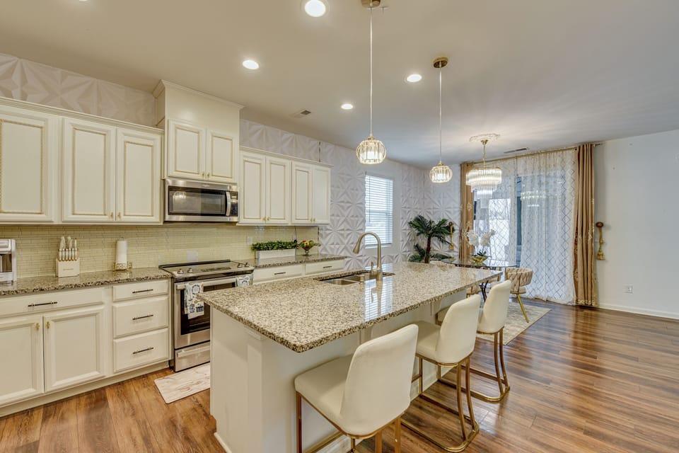 Kitchen | Breakfast Bar | Dining Table