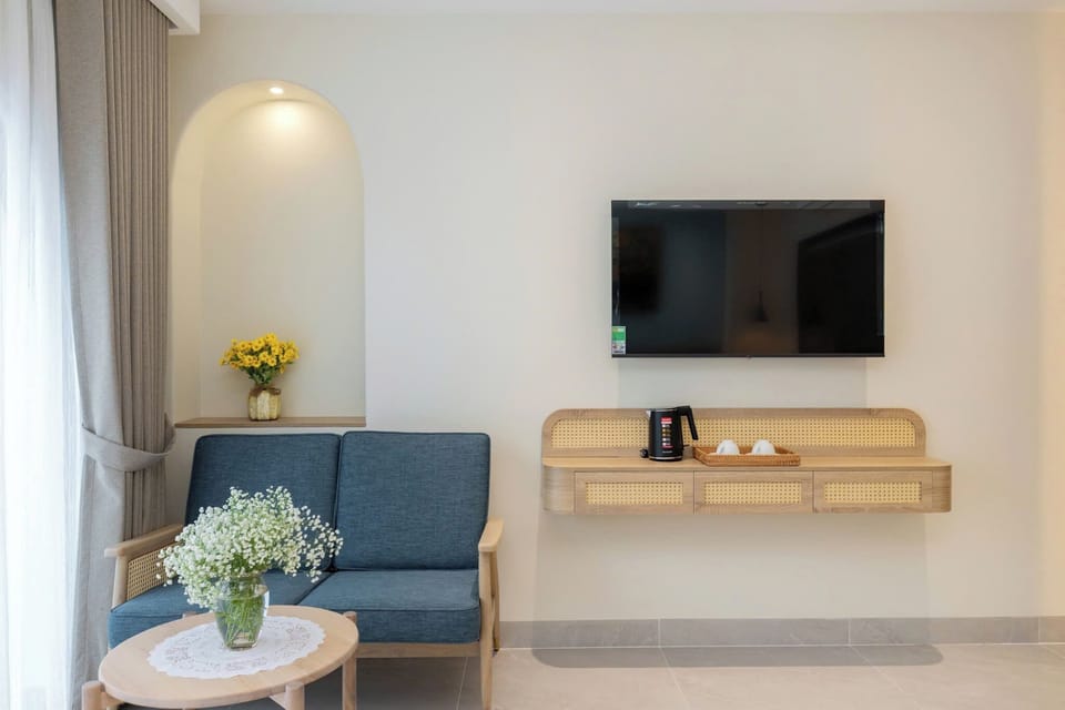 Suite with Mountain View | Memory foam beds, minibar, desk, laptop workspace