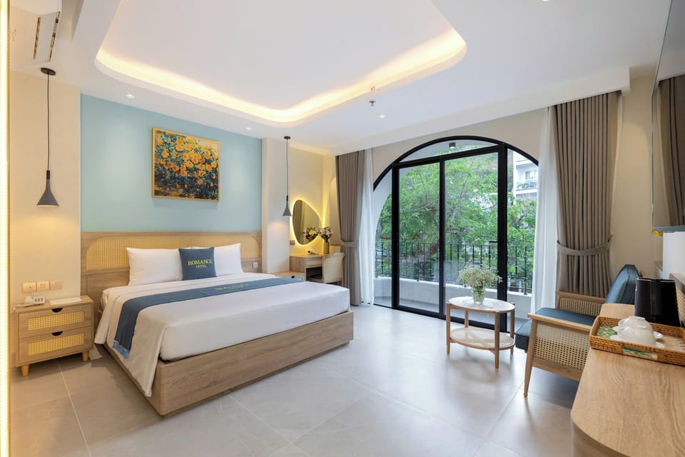 Suite with Mountain View | Memory foam beds, minibar, desk, laptop workspace